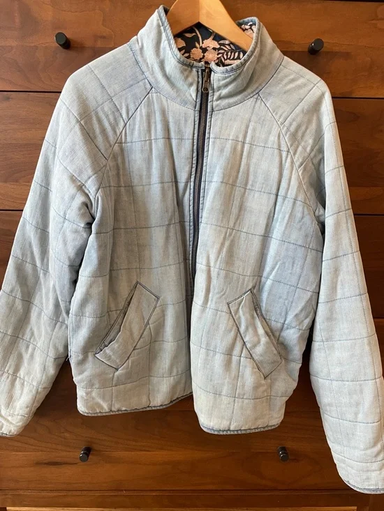 Farherty REVERSIBLE Light Wash Denim/Floral Quilted Jacket - Picture 8 of 11